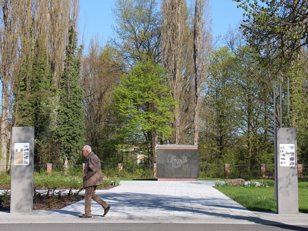 Eingangsportal_Sowjetischer_Ehrenfriedhof_Senftenberg