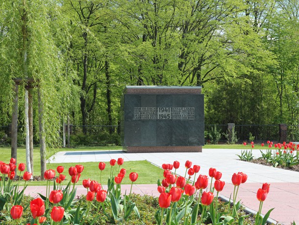 Gedenkstein_Sowjetischer_Ehrenfriedhof_Senftenberg