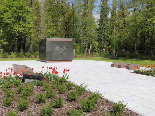 Grabplatte_Sowjetischer_Ehrenfriedhof_Senftenberg