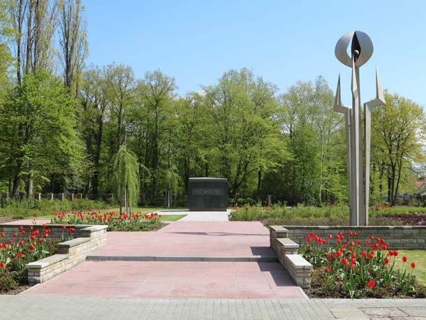 Plastik_Sowjetischer_Ehrenfriedhof_Senftenberg